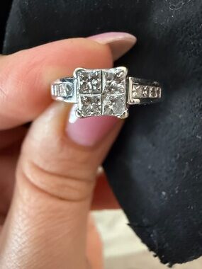 Elegant 14 K White Gold Diamond Ring